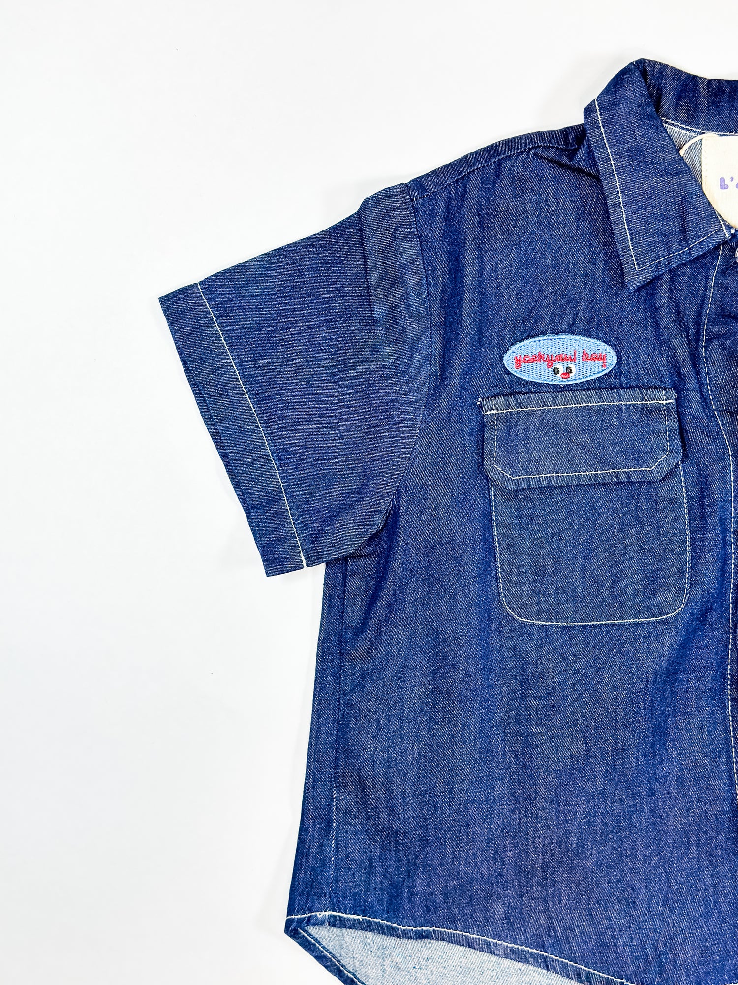 Toddler boys’ t-shirt in soft blue denim optic with patches– blouse-style short sleeve with relaxed fit and modern texture by Little Aurel