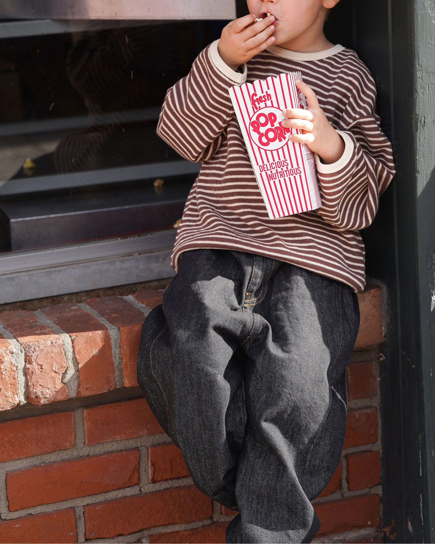 Little Aurel Model with a striped longlseeve shirt and baggy barrel jeans in black.